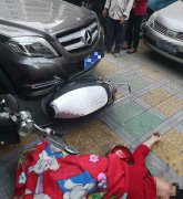 汕头奔驰司机口角后撞倒女子致其多处受伤！