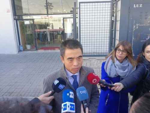 (图片来源:中国驻西班牙大使馆微信公众号) 驻西班牙使馆人员与西班牙政府代表走访马德里仓库区