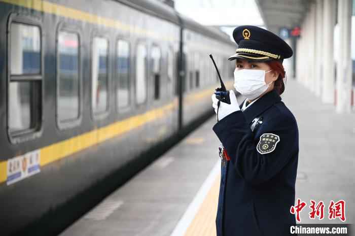 母亲杨春蓉严格接发列车卡控,确保安全。 邓文鑫 摄 铁路人战“疫”:面对疫情,母女并肩前行