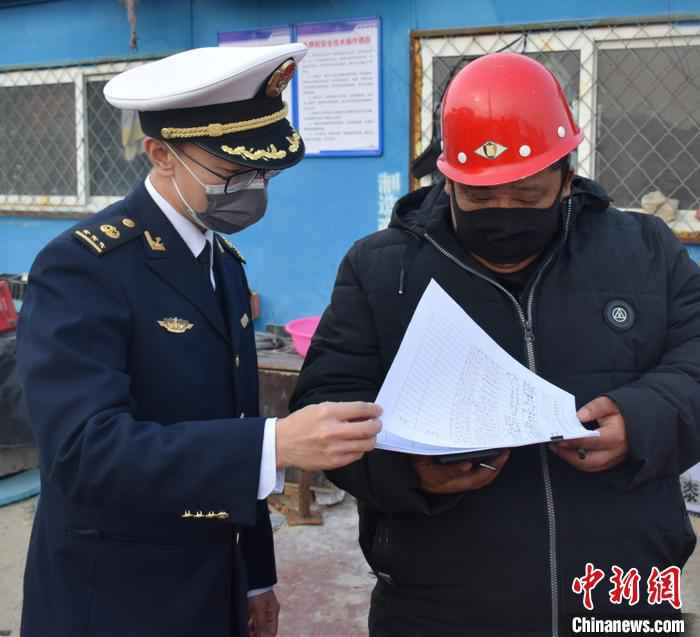 图为秦皇岛海事部门检查施工人员信息和健康情况记录。 于鑫洋 摄 河北秦皇岛首个复工复产涉水旅游项目“赶春潮”