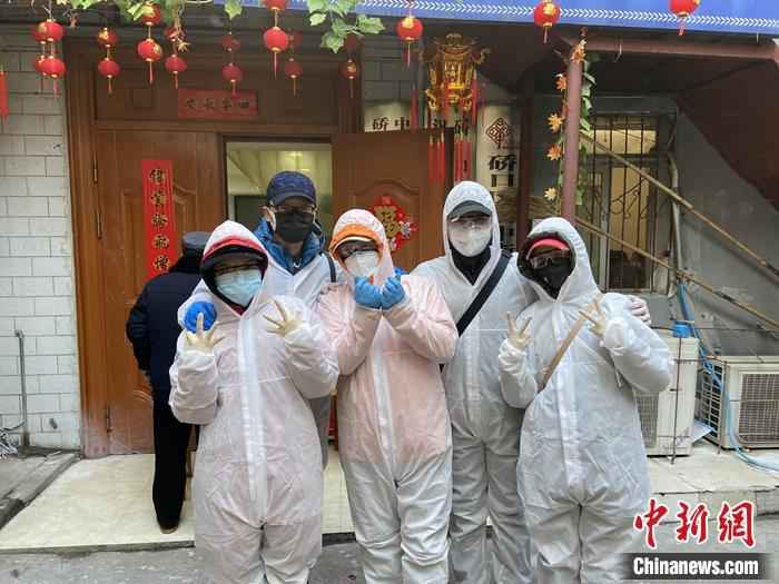 庄源(中)和几位同事合影。受访者供图 下沉到社区的武汉木偶剧演员:工作中也曾被误解