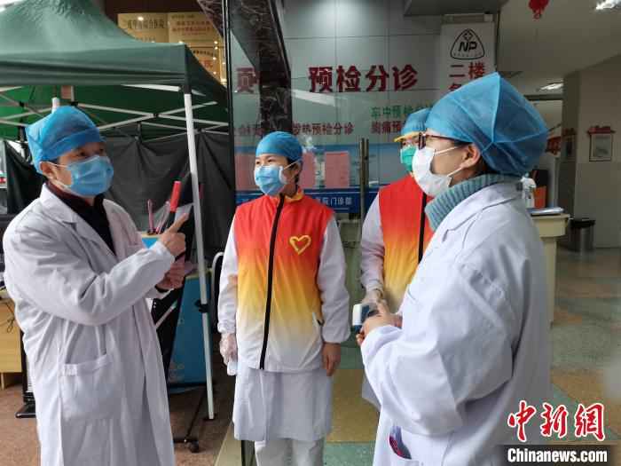 南平市第一医院是该市新冠肺炎的定点医院,也是该市抗击新冠肺炎的“主战场”。截至目前,兰毅医生已在战“疫”一线值守第54天。南平市第一医院供图 闽北山区战“疫”摆渡人兰毅:24小时在线 54天不间断坚守