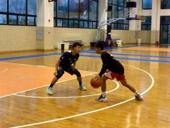 励志独臂少年加入东莞大朗篮球队，首次参加省