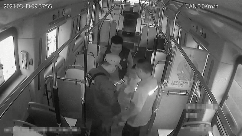 广州一4岁男童独自离家后横穿马路,幸遇热心司机伸援手