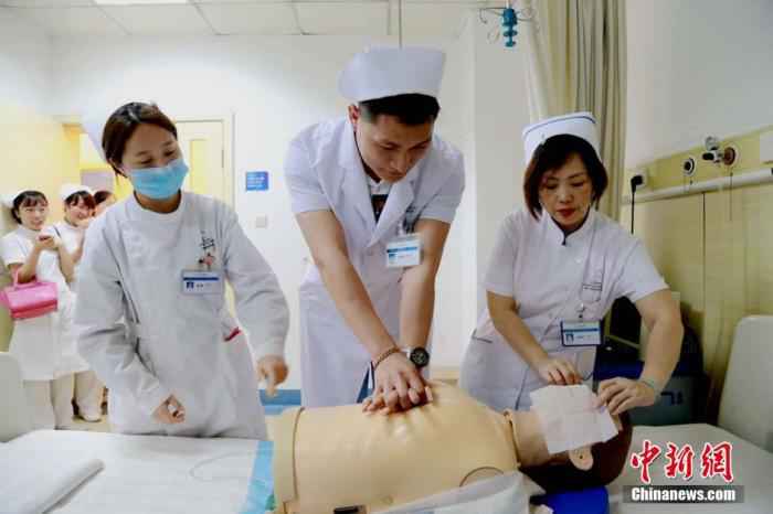 四川一家医院举办了一场体验护士职业特别活动,10多位护士的家属来到医院当上了“临时护士”,体验、感受护士职业。陈松 摄 世卫组织:全球护理从业人员达2790万 仍面临短缺