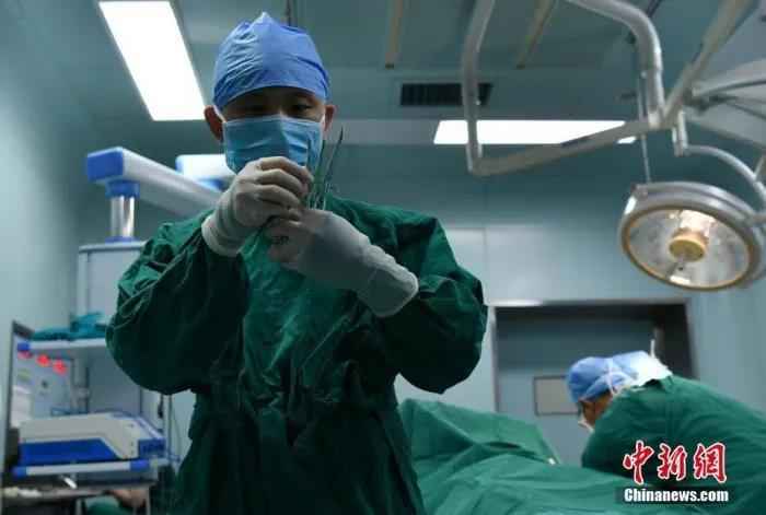 资料图:一男护士清点手术工具。翟羽佳 摄 天使,节日快乐!