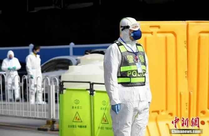 3月4日,武汉华南海鲜批发市场进行大规模消杀。图为在华南海鲜批发市场值守的民警。安源 摄 谢谢你,为武汉拼过命